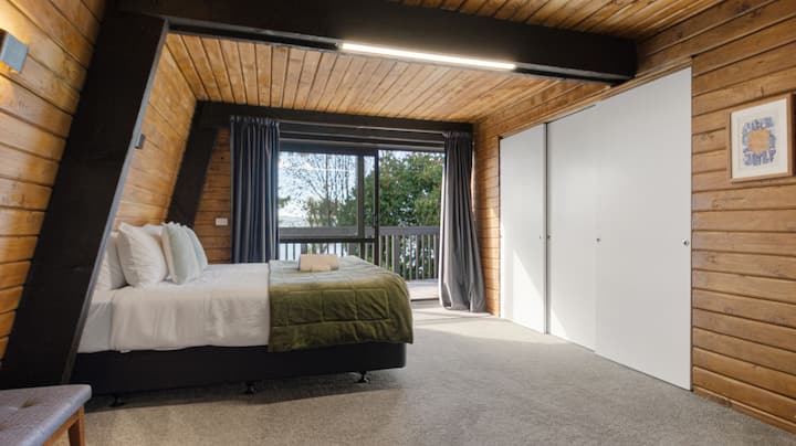 למעלה - מיטת קינג סייז עם נוף לאגם