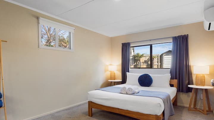 למטה - מיטת קווין סייז