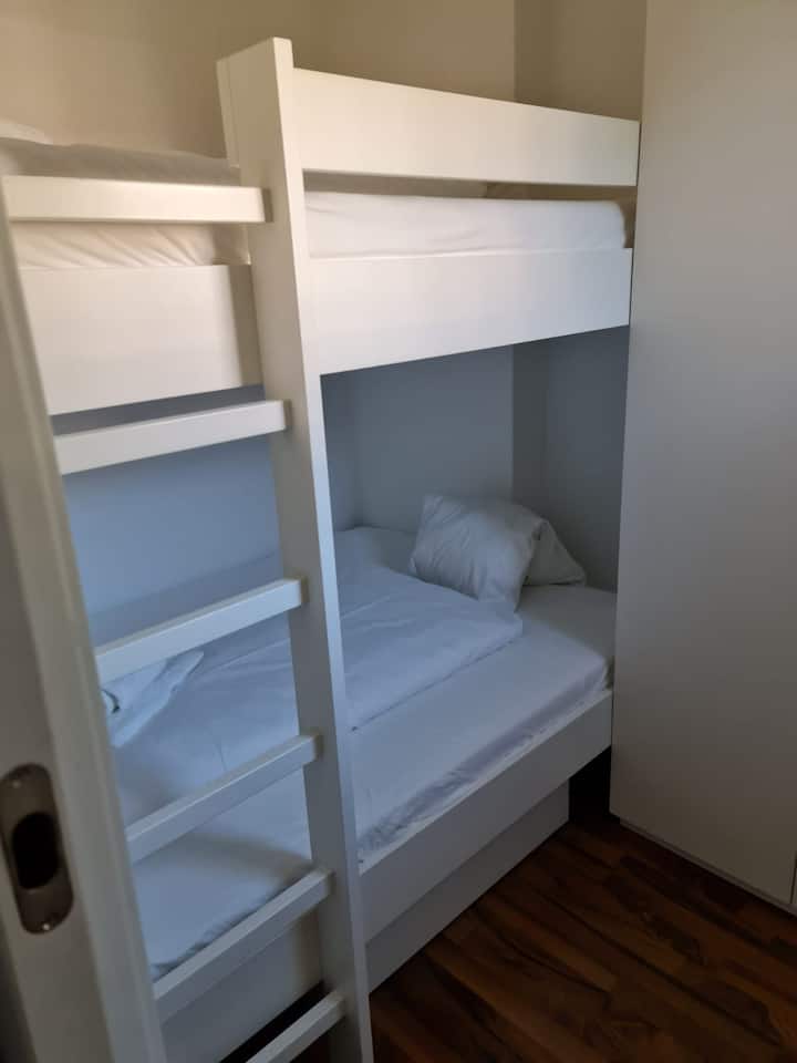 Chumba cha 3 cha kulala kilicho na kitanda cha ghorofa chenye nafasi kubwa ni kizuri sana kwa watu/watoto chini ya sentimita 180.