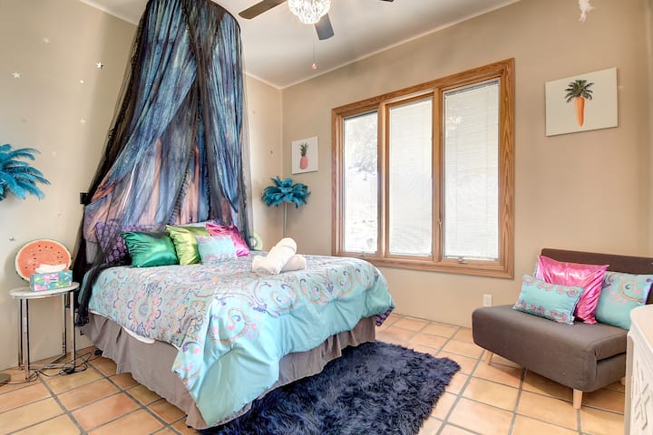 Debe caminar a través del dormitorio n.º 6 para llegar a esta habitación.