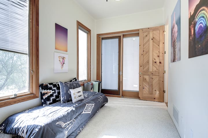 Habitación privada con cama doble y acceso directo al baño 1 y su propio patio.  Hay que pasar por el dormitorio 1 para llegar a esta habitación.