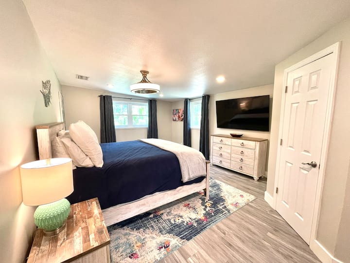 Დიდი King Suite 65"-იანი სმარტ-ტელევიზორით, უშუქო ფარდებით, ბალიშის ზედაპირით და მყუდრო თეთრეულით