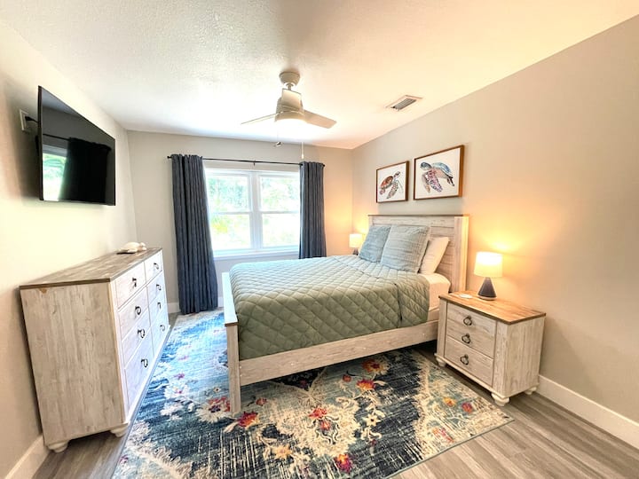 Queen საწოლი 50-დუიმიანისმარტ-ტელევიზორით, უშუქო ფარდებით, ბალიშის ზედაპირით და მყუდრო თეთრეულით