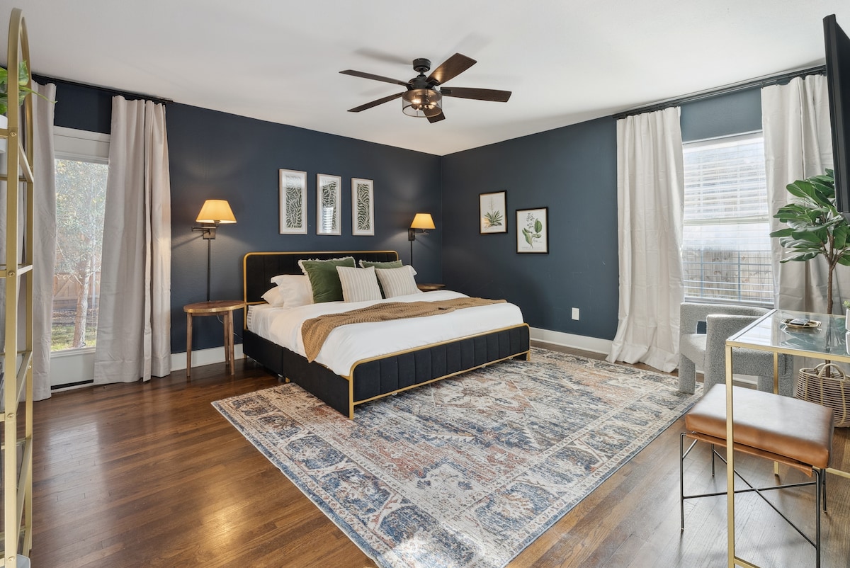 Chumba hiki chenye nafasi kubwa kina kitanda cha kifahari chenye ukubwa wa kifalme, kinachotoa nafasi ya kutosha ya kupumzika na kupumzika. Kitanda kimevaa mashuka laini, yenye ubora wa juu, na kuunda mazingira mazuri na yenye starehe. 