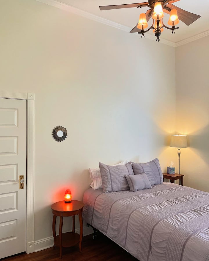 تحتوي غرفة النوم هذه على خزانة مع شماعات ومروحة سقف ورف أمتعة. سرير بحجم كوين.