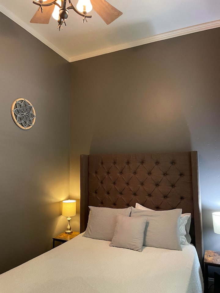 تحتوي غرفة النوم هذه على سرير بحجم كبير.