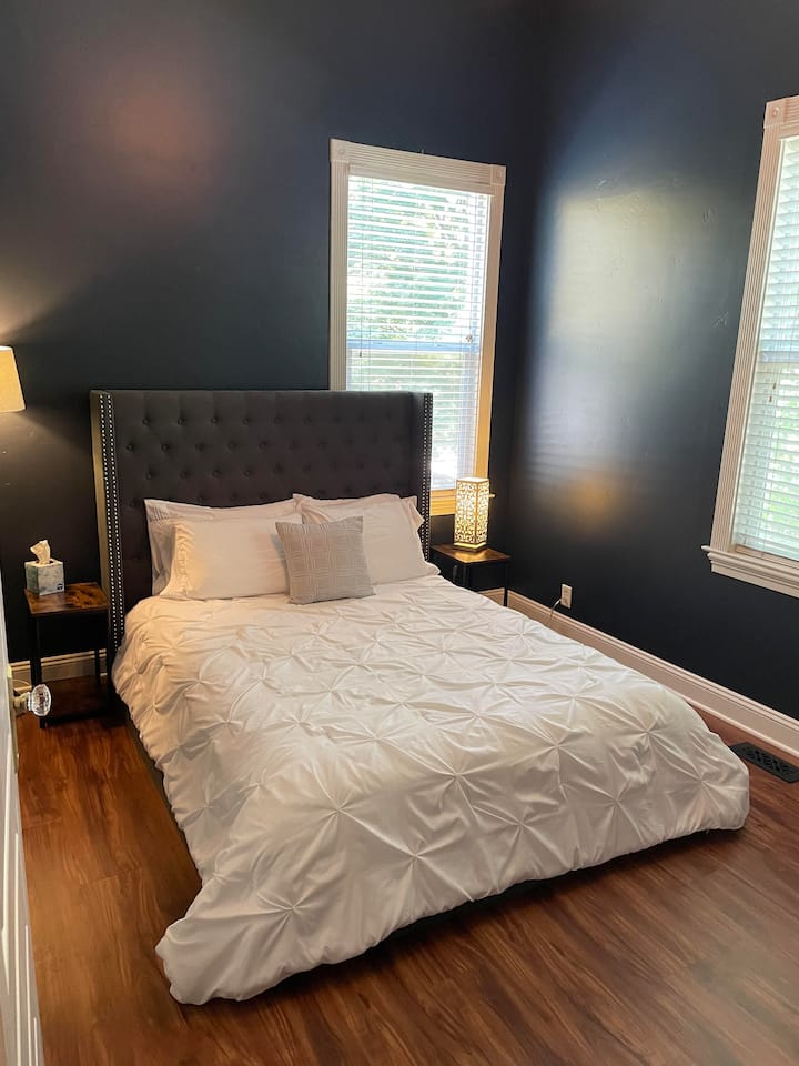 تحتوي غرفة النوم هذه على تلفزيون ذكي مع تطبيقات البث وخزانة مع شماعات ومروحة سقف ورف أمتعة. سرير بحجم كوين.