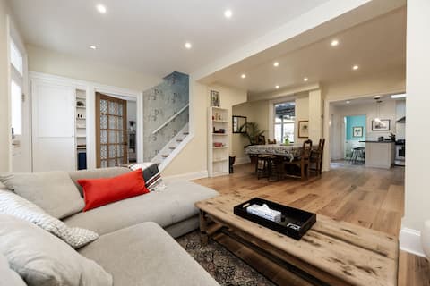 Charlie the Cottage: A Downtown Sweet Spot!