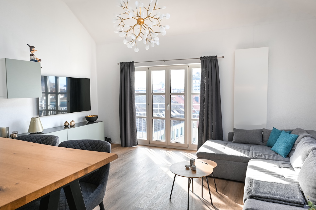 Top performing Airbnb: Penthouse by the city forest with a view, EBK, Wi-Fi in Oststadt