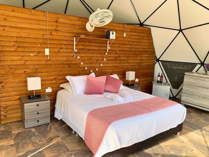 Гламурозно кампување со брачен кревет (широк 150-179 см), клима-уред, ноќно шкафче, мини фрижидер и мебел за да ги складирате вашите работи 