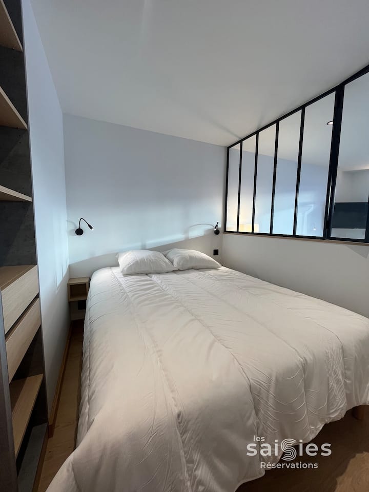 Спалня 2 с 1 голямо двойно легло 160/200 и бюро.
Снимка Centrale Booking des Saisies.