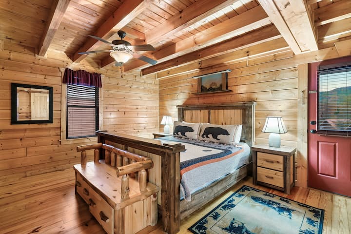 Главна спална соба (главен кат): еден брачен кревет (широк 180-220 см) и паметен телевизор. Спалната соба има директен пристап до заштитената веранда и хидромасажната када