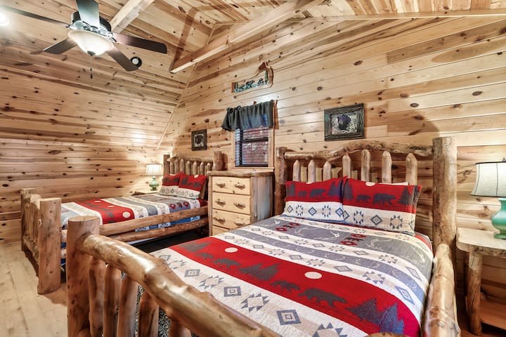 Спална соба 3: два брачни кревета (широки 150 – 179 см) и паметен телевизор