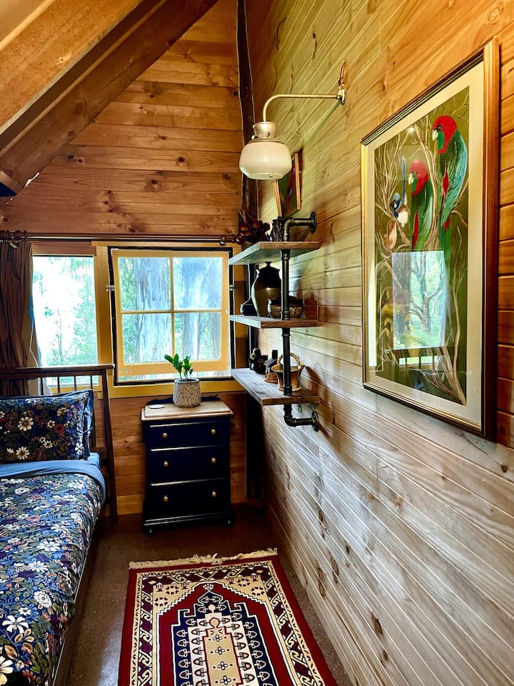 La seconda camera da letto matrimoniale, che offre lo stesso fascino e comfort dell'altra camera matrimoniale.