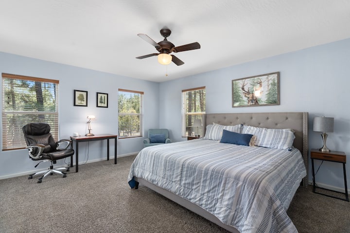 Enjoy a peaceful nights sleep in the woods with a king bed and blinds to darken the room. A workspace is available if needed along with an additional arm chair. Show Low - Cabin, wooded, private, family-friendly, golf, hiking, fishing