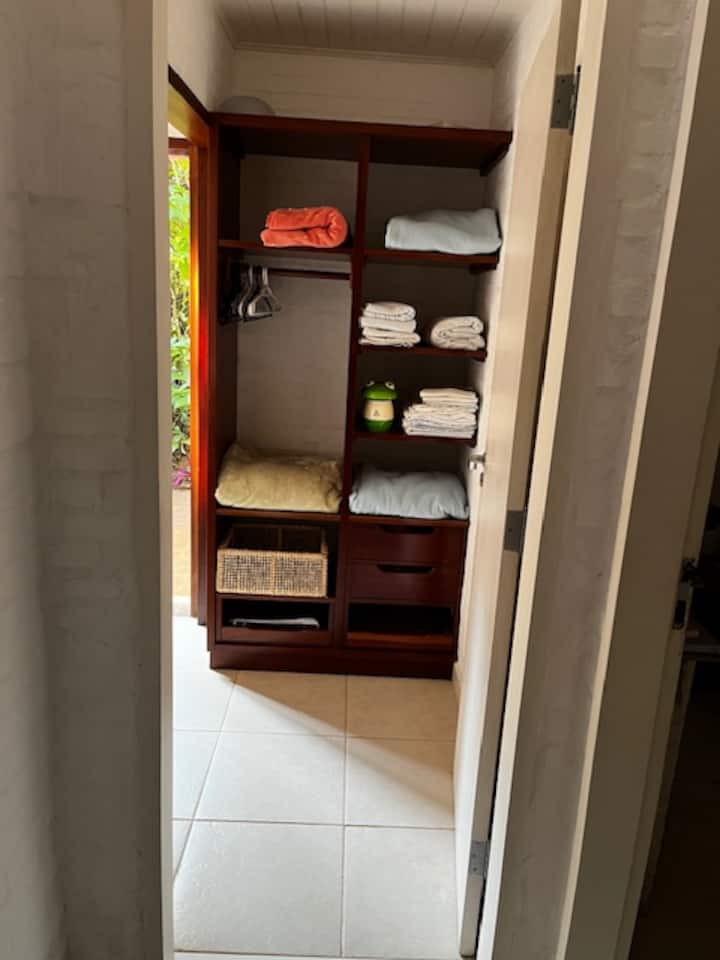 Habitación n .º 4, armario completo