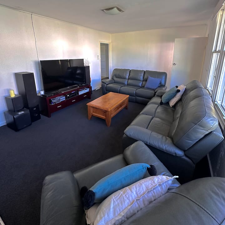 Spacious 4-bdr Home With Views – In Town Sleeps 11 - Eildon