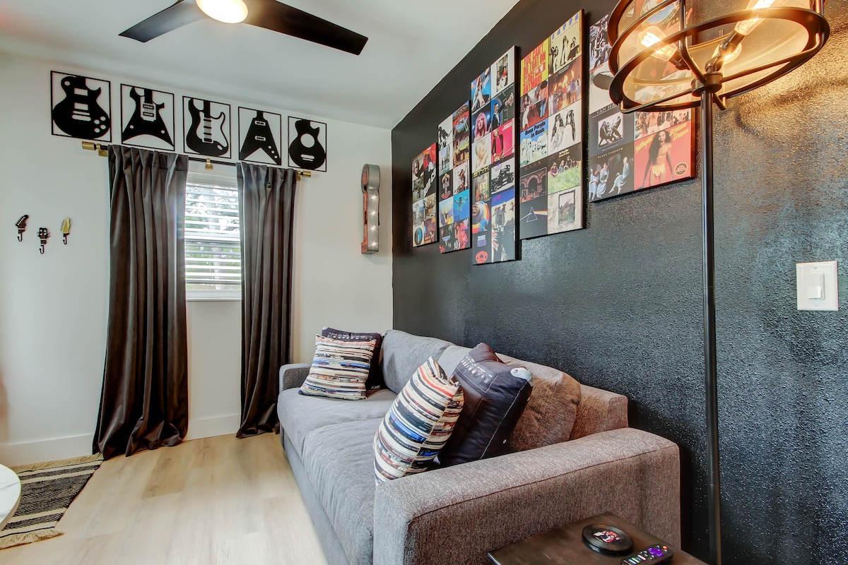 Top performing Airbnb: Rockin Retreat w/ pool, steps to beach, bikes in Indian Rocks Beach