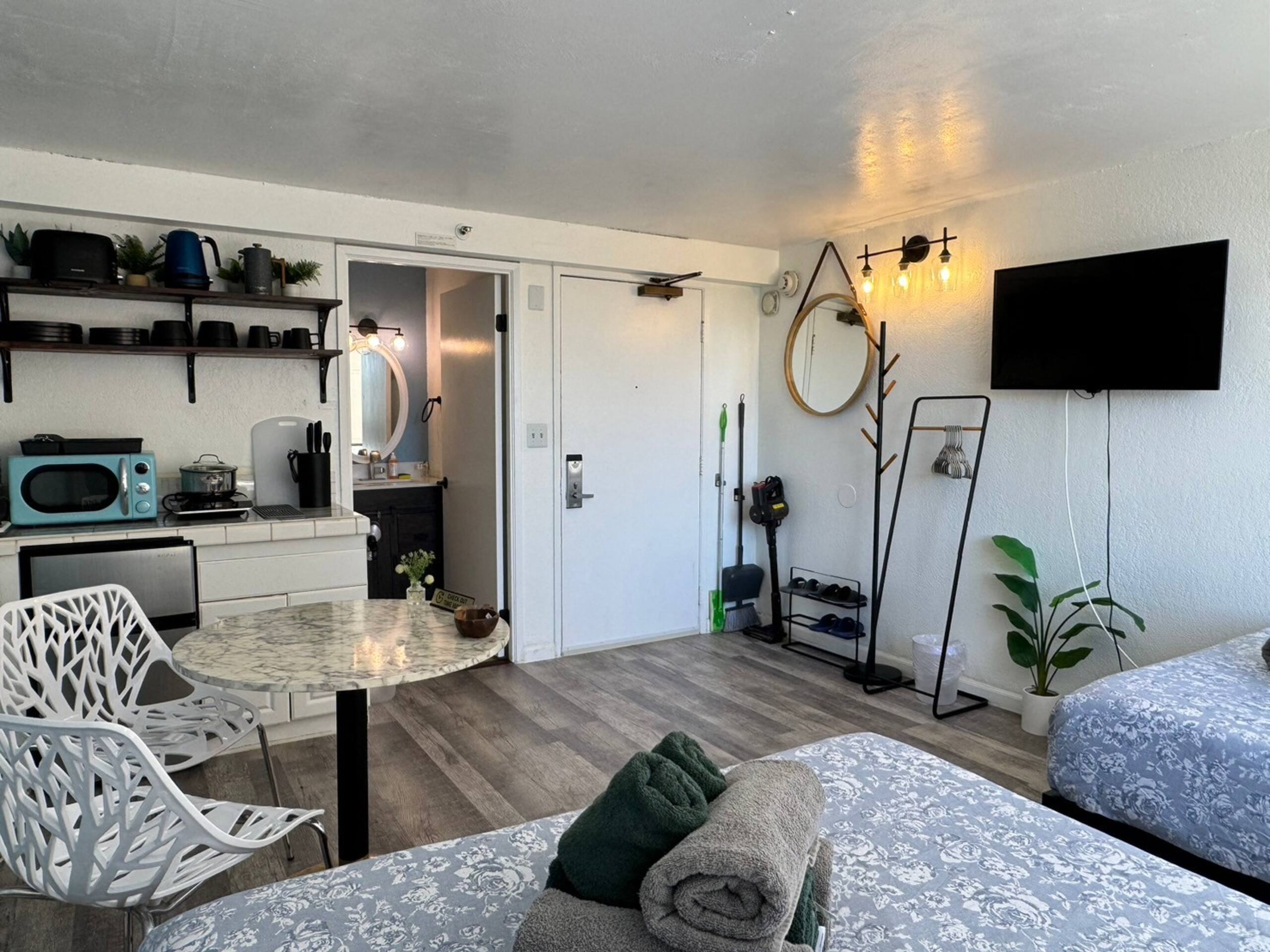 Condo in Honolulu · ★4.29 · Studio · 2 beds · 1 bath - Image 24