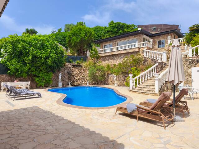 Prachtige familievilla 1400m2(10p.), privé zwembad gallery image 4