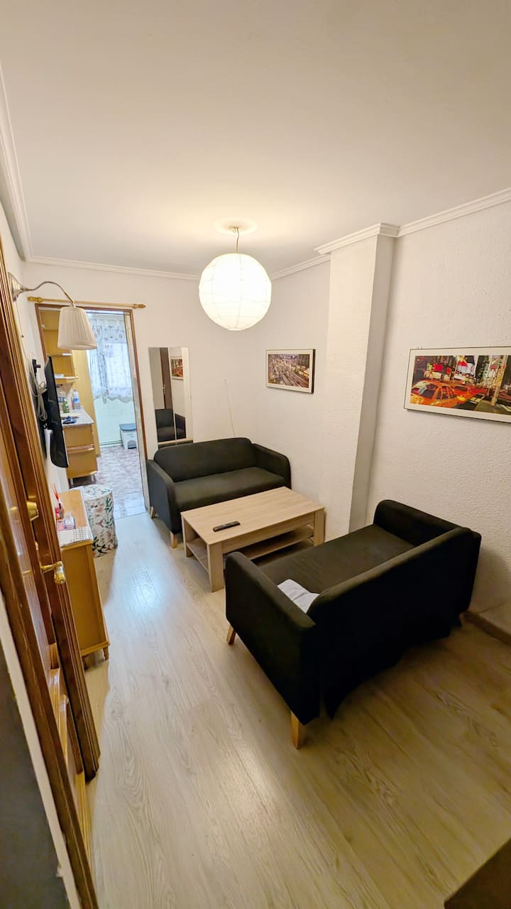 舒适的客厅设有两张沙发、咖啡桌和现代装饰。 非常适合在一整天观光后放松身心、看电视或共度愉快时光。 您在萨拉戈萨的休憩之地！