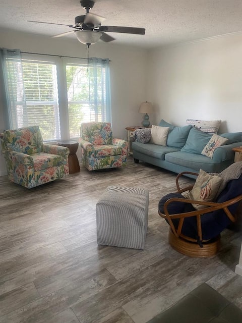 Top Airbnb: Carter Cottage 3 BR, 2 BA beach retreat w/ wifi in Crystal Coast