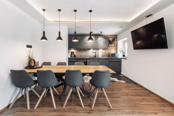 Luxury apartment in a top location, mountain view, large garden