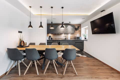 Luxury apartment in a top location, mountain view, large garden