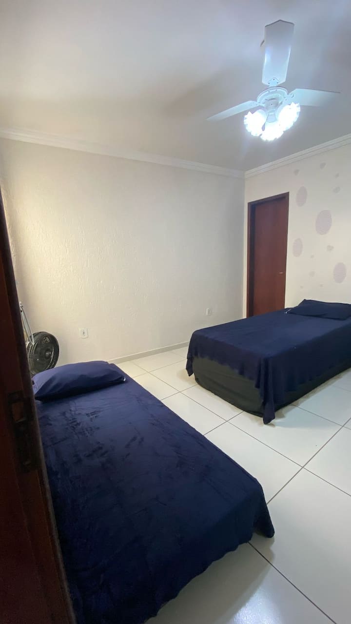 Izba s vlastnou kúpeľňou a 3 lôžkami.