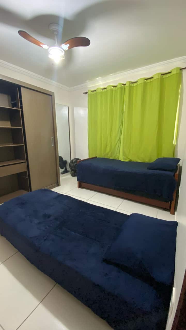 Obec s 1 samostatnou posteľou, 2 drevenými pomocnými posteľami s apartmánom (kúpeľňa s toaletou 1), šatníkom na oblečenie, vešiakmi, zrkadlom na stene, stropným ventilátorom a stolom.
Pomocné postele sa môžu spojiť a vytvoriť dvojitú posteľ.