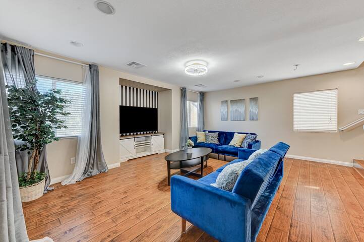 comfortable house/3 storynear airportcasino outlet gallery image 3