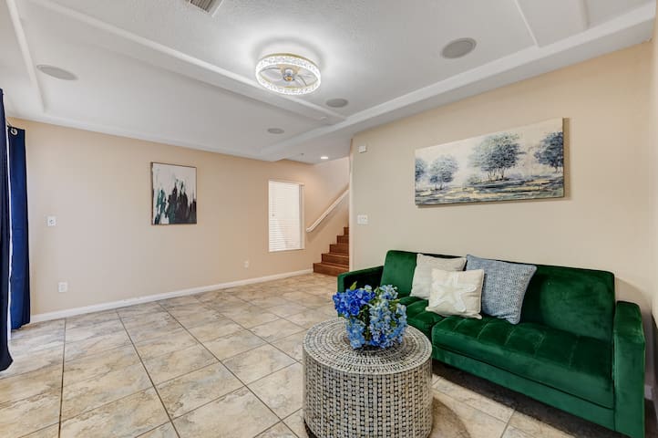 comfortable house/3 storynear airportcasino outlet