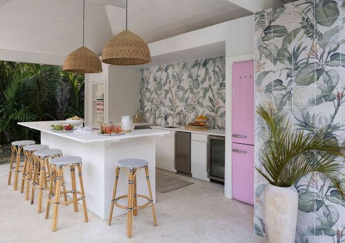 At Ease Harbour Island – Pool, Staff, Beach Cabana