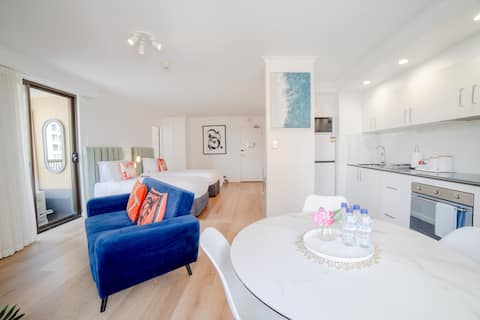 Popular Airbnb listing: Spacious Hyde Park Suite | Balcony + Pool Spa Gym in Darlinghurst
