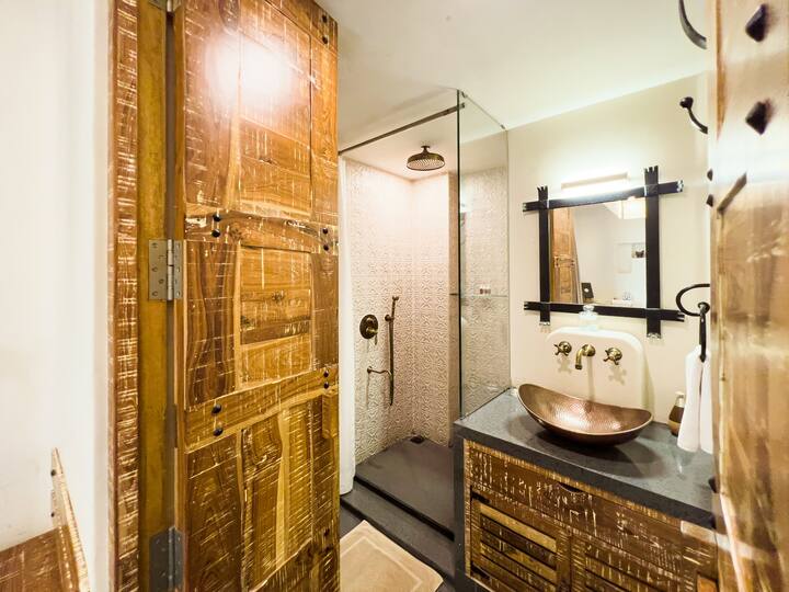 Full bathroom 1 image 1