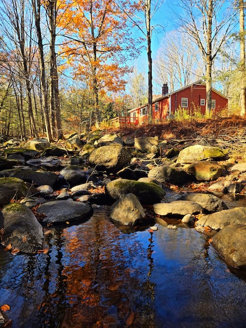 The Red Cabin-Secluded Getaway with backyard Brook