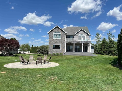 Incredible lakefront villa with docking.