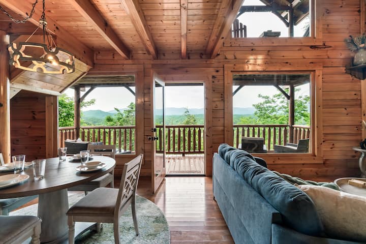 Ya sea que estés sentado dentro o disfrutando del balcón exterior, tendrás vistas a la montaña y muebles modernos