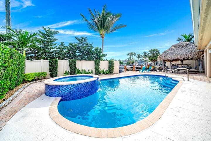 Spacious Luxury Water Front, Pool & Jacuzzi, 5br