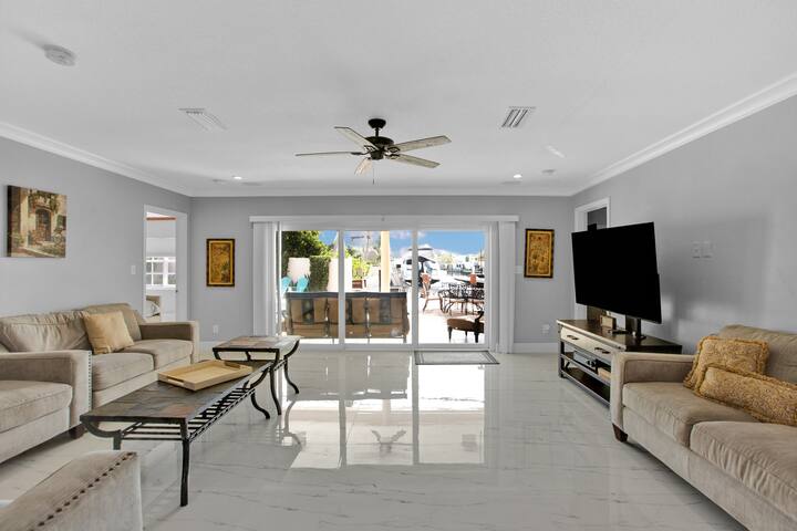 Spacious Luxury Water Front, Pool & Jacuzzi, 5br gallery image 5