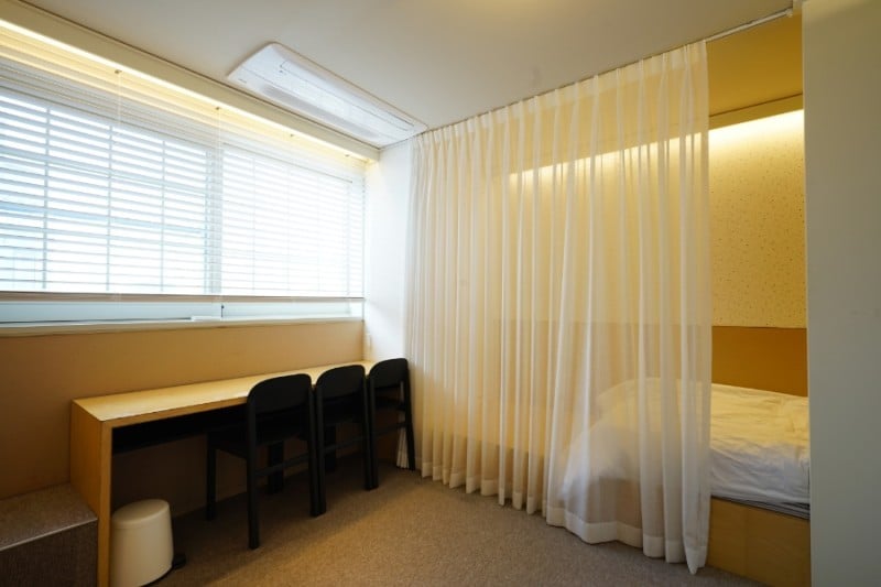 นี่เป็นห้องพักสามห้อง
เตียงเดี่ยวพิเศษ 1 หลังและ
มีเตียงสองชั้นที่ใช้ได้ 2 คนต่อเตียง