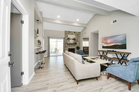 Successful Airbnb property: King Bed + Office & SUPER Fast WiFi + Stylish Stay in Addicks Park Ten