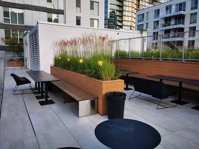 Modern 1-Bedroom Gem in Old Montreal VIP Amenities gallery image 4