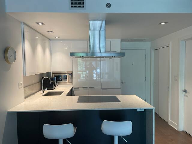 Modern 1-Bedroom Gem in Old Montreal VIP Amenities gallery image 3