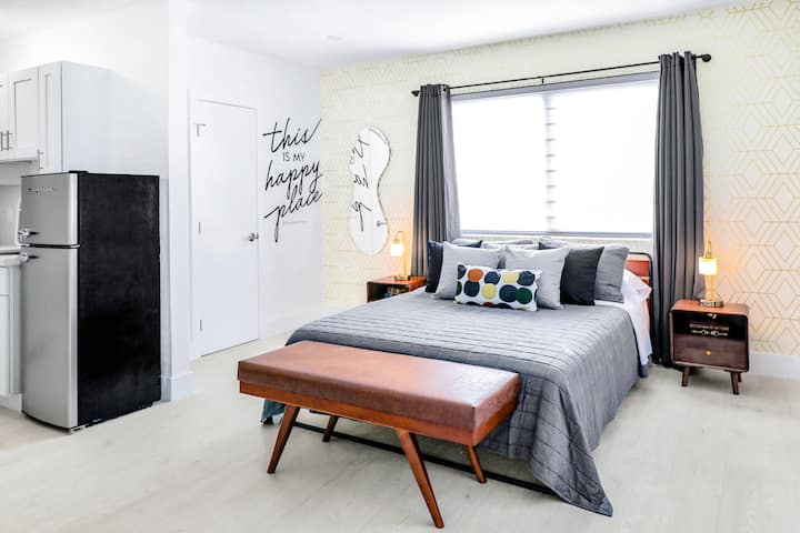 Cozy Gem:  Prime Spot ~ Fast Wi-fi ~ Free Parking - Miami, FL