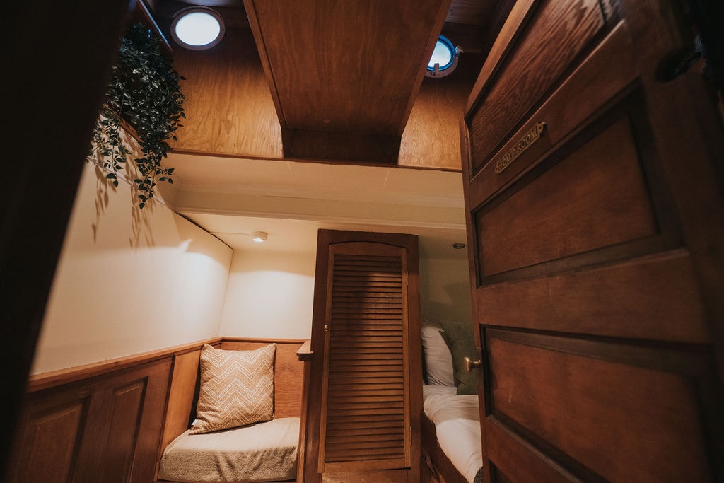 Stateroom ya Nook - kuna stateroom yetu ndogo zaidi na ina kitanda kimoja kilicho na kitanda cha pili cha Murphy ambacho kinakunjwa nje ya ukuta. 