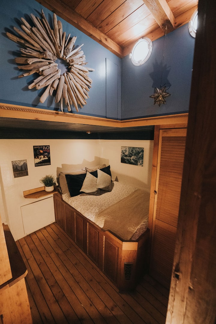 The Blue stateroom 