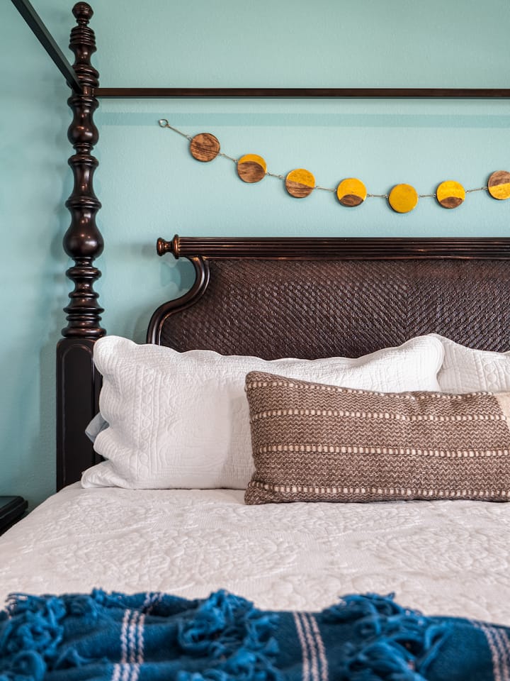 Na katu je privatna spavaća soba s kupaonicom, pametnim televizorom i neometanim pogledom na ocean!