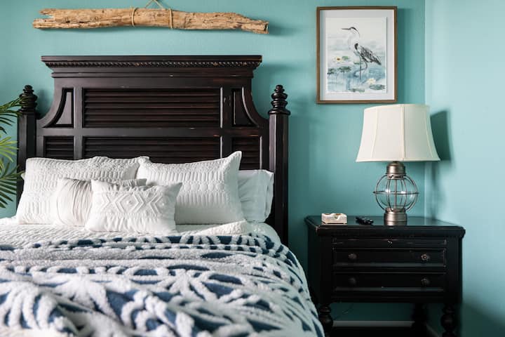 Druga spavaća soba s bračnim krevetom i pogledom na ocean te pametnim televizorom! Ukrašen prekrasnim namještajem i ukrasima uz obalu!