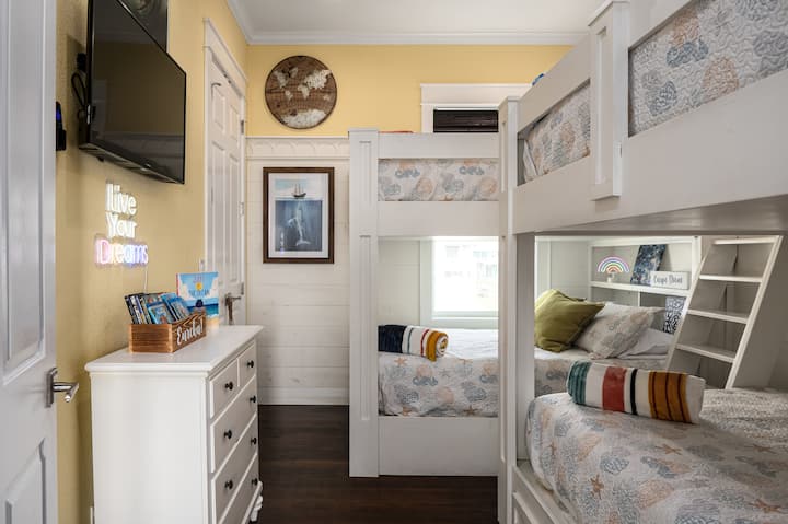 Četvrta spavaća soba na kat s četiri velika kreveta i pametnim televizorom!